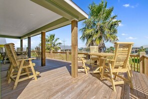 Outdoor dining - Tiki Bar, King Bed, Arcade, Hot Tub, 4min to Beach (Crystal Beach)