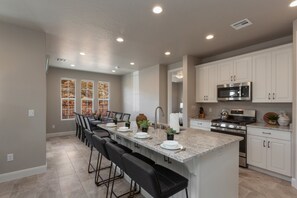 Fridge, microwave, oven, stovetop - Escondido 2361, Bit of Paradise, Sleeps 18, BBQ Grill, EV Charger (Washington)
