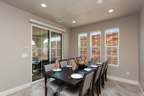 Dining - Escondido 2361, Bit of Paradise, Sleeps 18, BBQ Grill, EV Charger (Washington)