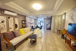 Smart TV, books - Stylish Retreat at Hua Hin's Top Beach (Hua Hin)