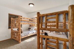 4 bedrooms, desk, iron/ironing board, free WiFi