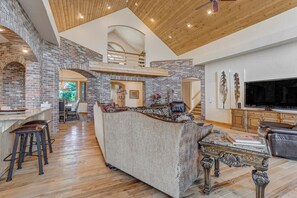 Smart TV, fireplace, DVD player, stereo - Gorgeous Estate Home on 186 Acre Ranch only minutes from Colorado Springs or AFA (Colorado Springs)