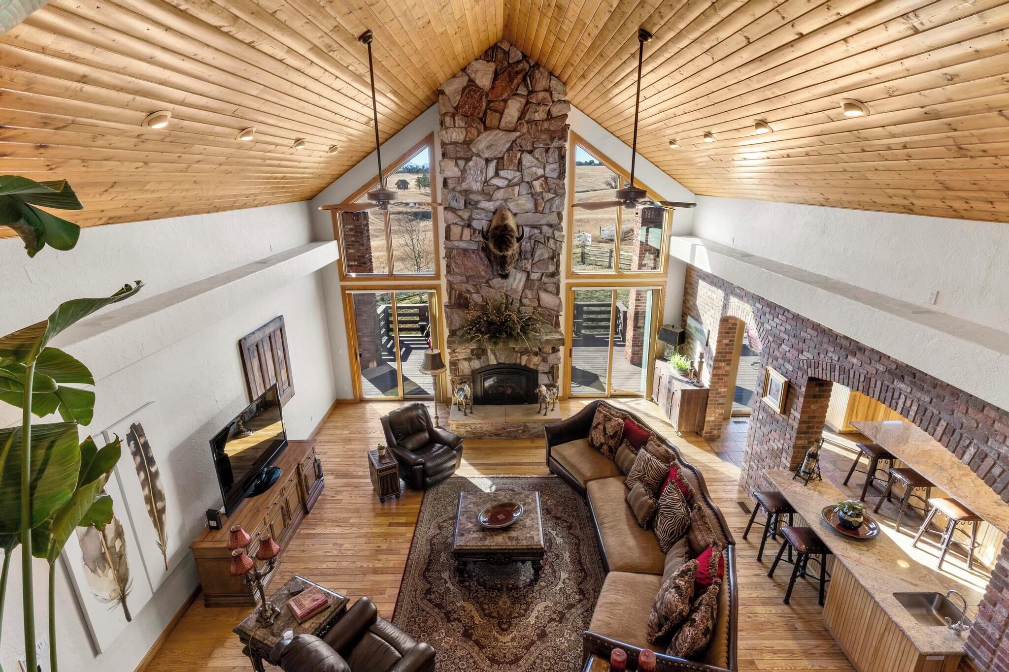 Smart TV, fireplace, DVD player, stereo