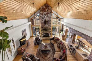 Téléviseur connecté, foyer, lecteur de DVD, chaîne audio