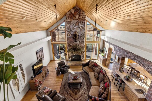 Smart TV, fireplace, DVD player, stereo - Gorgeous Estate Home on 186 Acre Ranch only minutes from Colorado Springs or AFA (Colorado Springs)