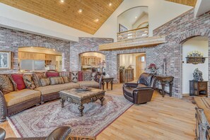 Smart TV, fireplace, DVD player, stereo - Gorgeous Estate Home on 186 Acre Ranch only minutes from Colorado Springs or AFA (Colorado Springs)