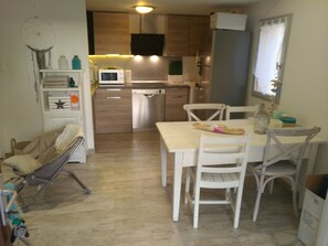 Réfrigérateur, micro-ondes, plaque de cuisson, lave-vaisselle