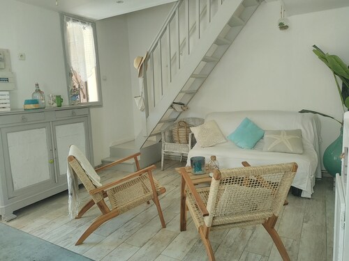 Quiet house ten metres from the beach