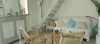 Quiet house ten metres from the beach