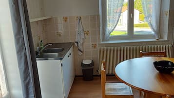 冰箱、微波炉、烤箱、炉灶