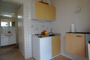 Jääkaappi, kahvin-/teenkeitin, vedenkeitin, leivänpaahdin