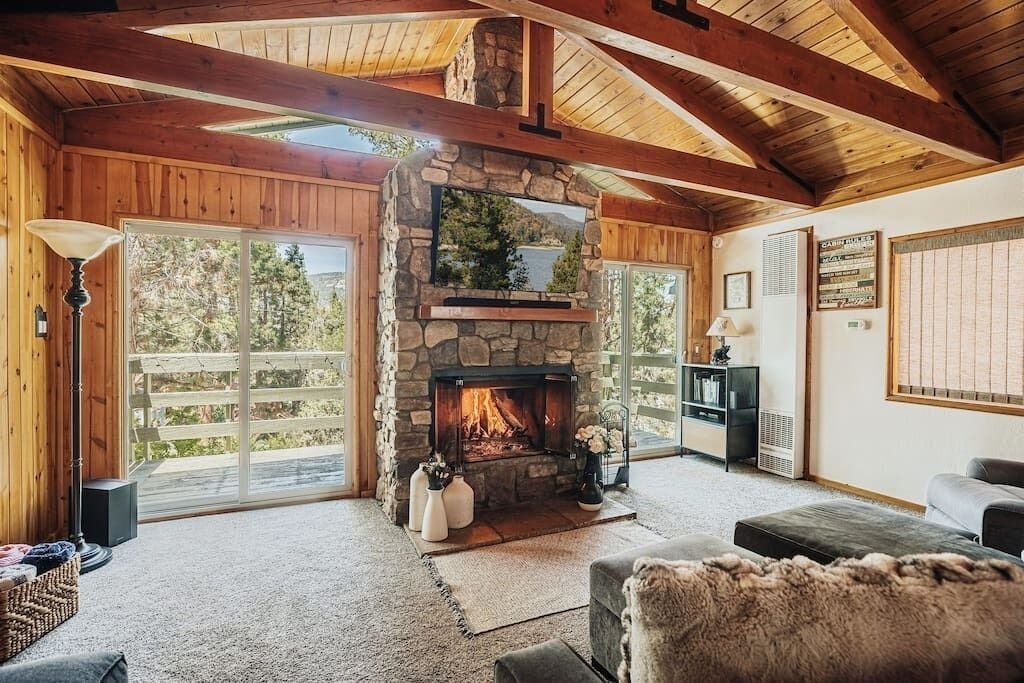 Smart TV, fireplace, Netflix, Hulu