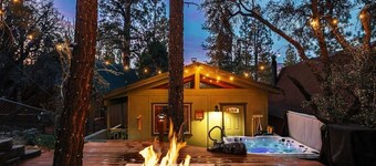 Hot Tub • Fire pit • 3 Decks • Amazing Views • Big Bear
