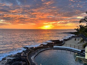 Beach - 🏖️Top Floor Ocean View Condo | W/D + Elevator Access (Kailua Kona)