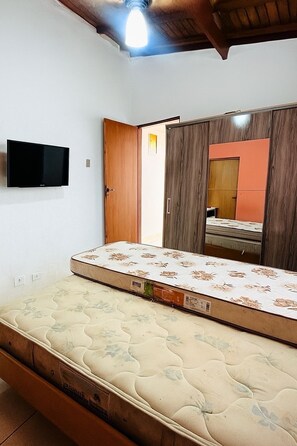 1 bedroom, desk, WiFi