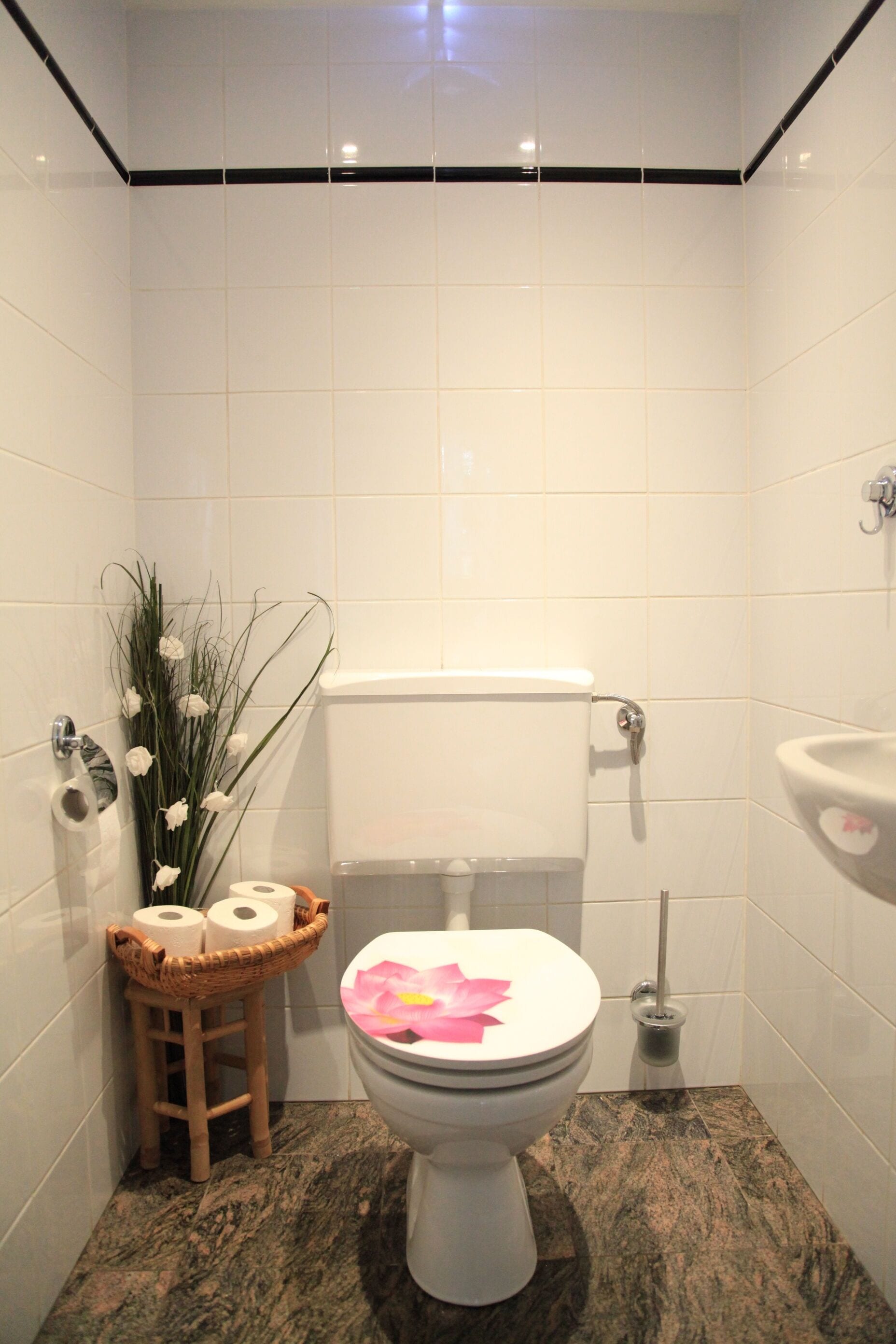 Bañera, secador de pelo, toallas y jabón