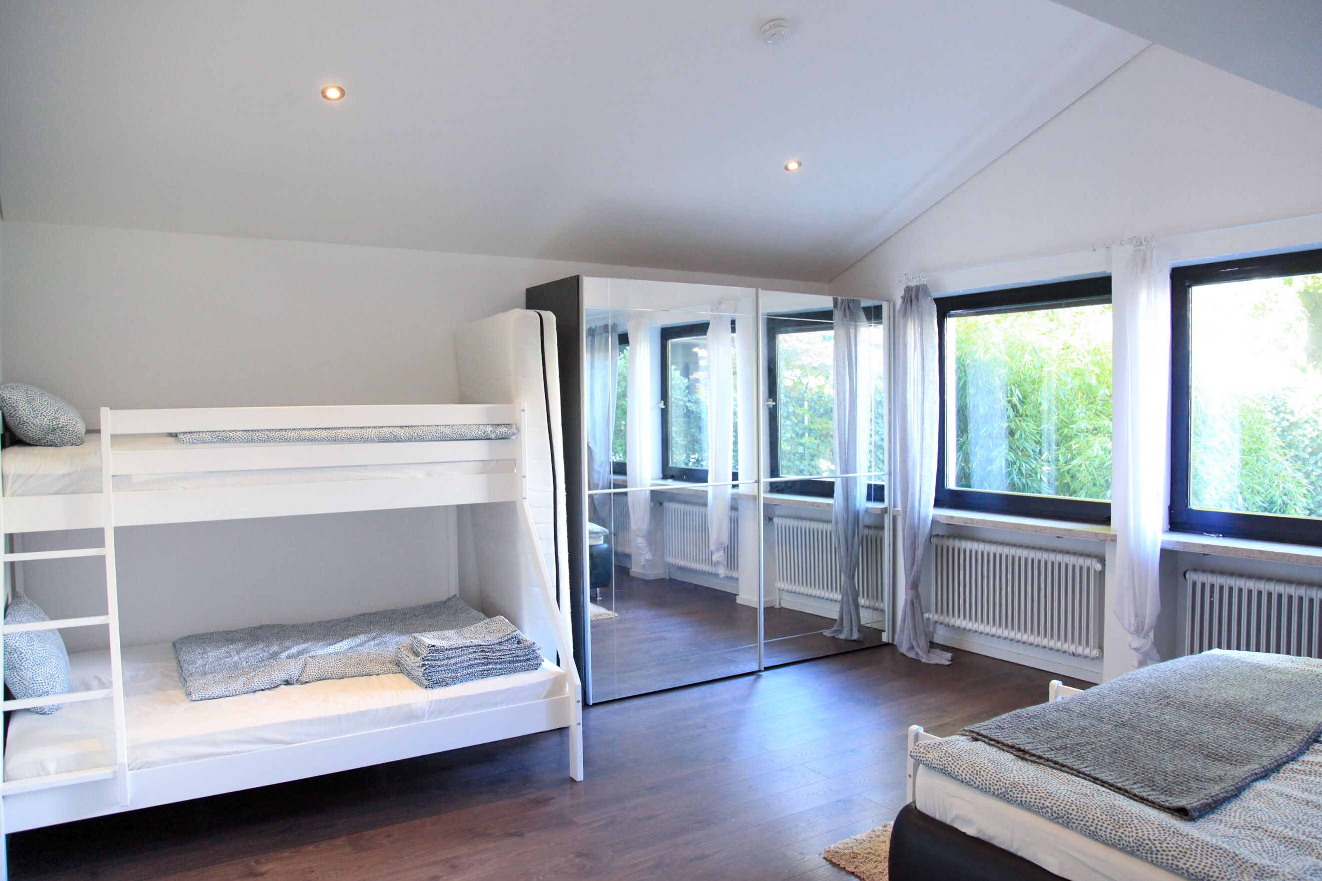 2 chambres, bureau, fer et planche à repasser, lit parapluie