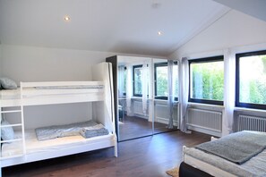 2 bedrooms, desk, iron/ironing board, travel cot - Bungalow 'Fünfseenland' near nature reserve (Gauting)