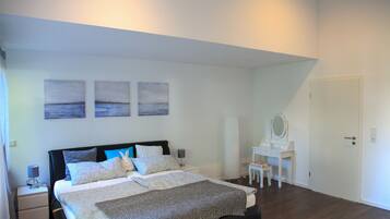 2 Schlafzimmer, Schreibtisch, Bügeleisen/Bügelbrett, Reisekinderbett