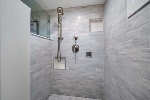 Combined shower/bathtub, hair dryer, towels, shampoo