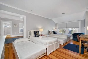 8 Schlafzimmer, Schreibtisch, Bügeleisen/Bügelbrett, Reisekinderbett