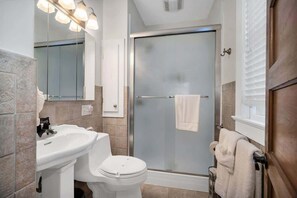 Duschwanne, Haartrockner, Handtücher