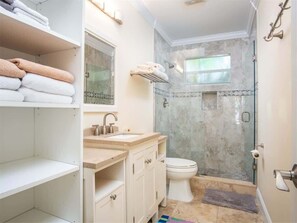 Bathtub, hair dryer, towels - Runaway Bills (Key West)