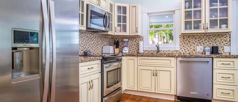 Jääkaappi, mikroaaltouuni, uuni, astianpesukone