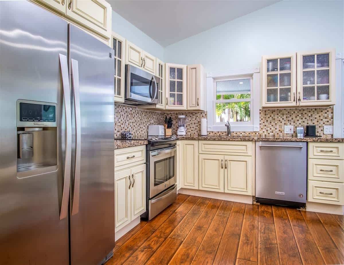 Jääkaappi, mikroaaltouuni, uuni, astianpesukone