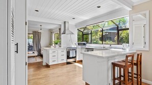 Fridge, microwave, oven, stovetop - Parawai Lakehouse Sanctuary (Rotorua)
