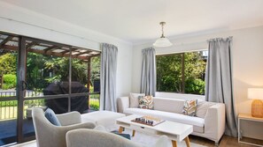 Fernseher, Kamin, Netflix, Tischtennisplatte