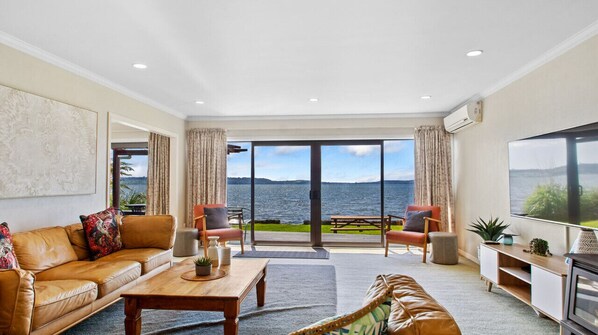 TV, fireplace, Netflix, table tennis - Parawai Lakehouse Sanctuary (Rotorua)