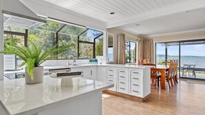 Fridge, microwave, oven, stovetop - Parawai Lakehouse Sanctuary (Rotorua)