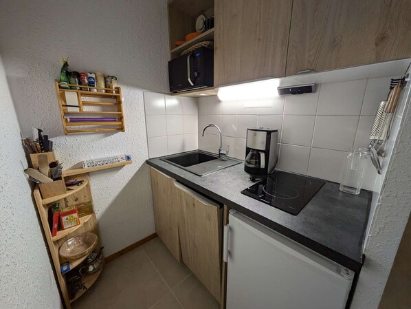 Mikrowelle, Ofen, Geschirrspüler, Wasserkocher mit Kaffee-/Teezubehör