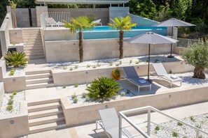 Outdoor pool, pool umbrellas, pool loungers - Villa MT Brela (Brela)