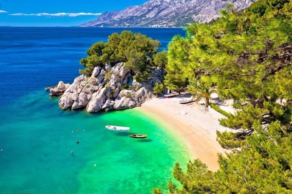 Beach nearby, white sand, beach massages, 3 beach bars