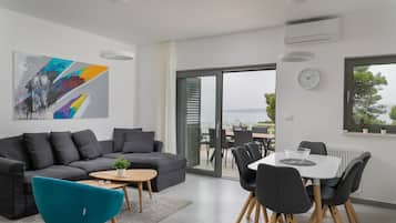 Apartment | Living area | 110-cm plasma TV with satellite channels, TV