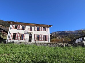 Exterior - Accessible Gîte for 15 Guests, 2-Star Rated, Fully Equipped, Parking, Near Nature. (Arêches-Beaufort)