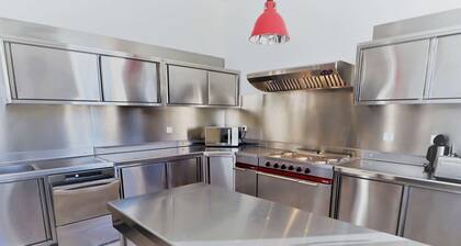 Gßte 15 pers. - Mobilité réduite - Proche Saint-Guérin - Parking, Salle de réunion, Ski room