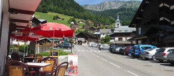 Sunny Apartment for 4 with Balcony, Close to Slopes in Beaufort