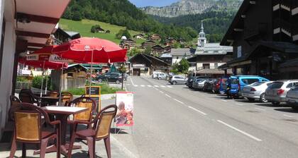 Sunny Apartment for 4 with Balcony, Close to Slopes in Beaufort