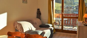 Sunny Apartment for 4 with Balcony, Close to Slopes in Beaufort