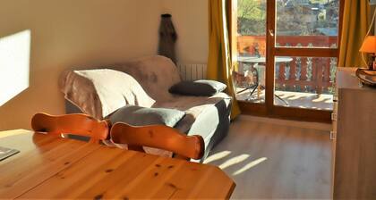 Sunny Apartment for 4 with Balcony, Close to Slopes in Beaufort