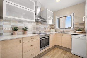 ثلاجة، فرن، غسالة أطباق، ماكينة لصنع القهوة/الشاي