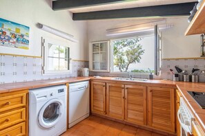 Een koelkast, een oven, een vaatwasser, een koffiezetapparaat/waterkoker