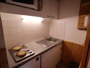 Jääkaappi, mikroaaltouuni, uuni, kahvin-/teenkeitin