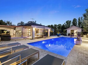 Utendørsbasseng og et oppvarmet basseng