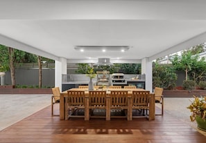 Outdoor dining - Luxury Home with Pool. Only 4 min walk to Mount Martha Beach (Mount Martha)