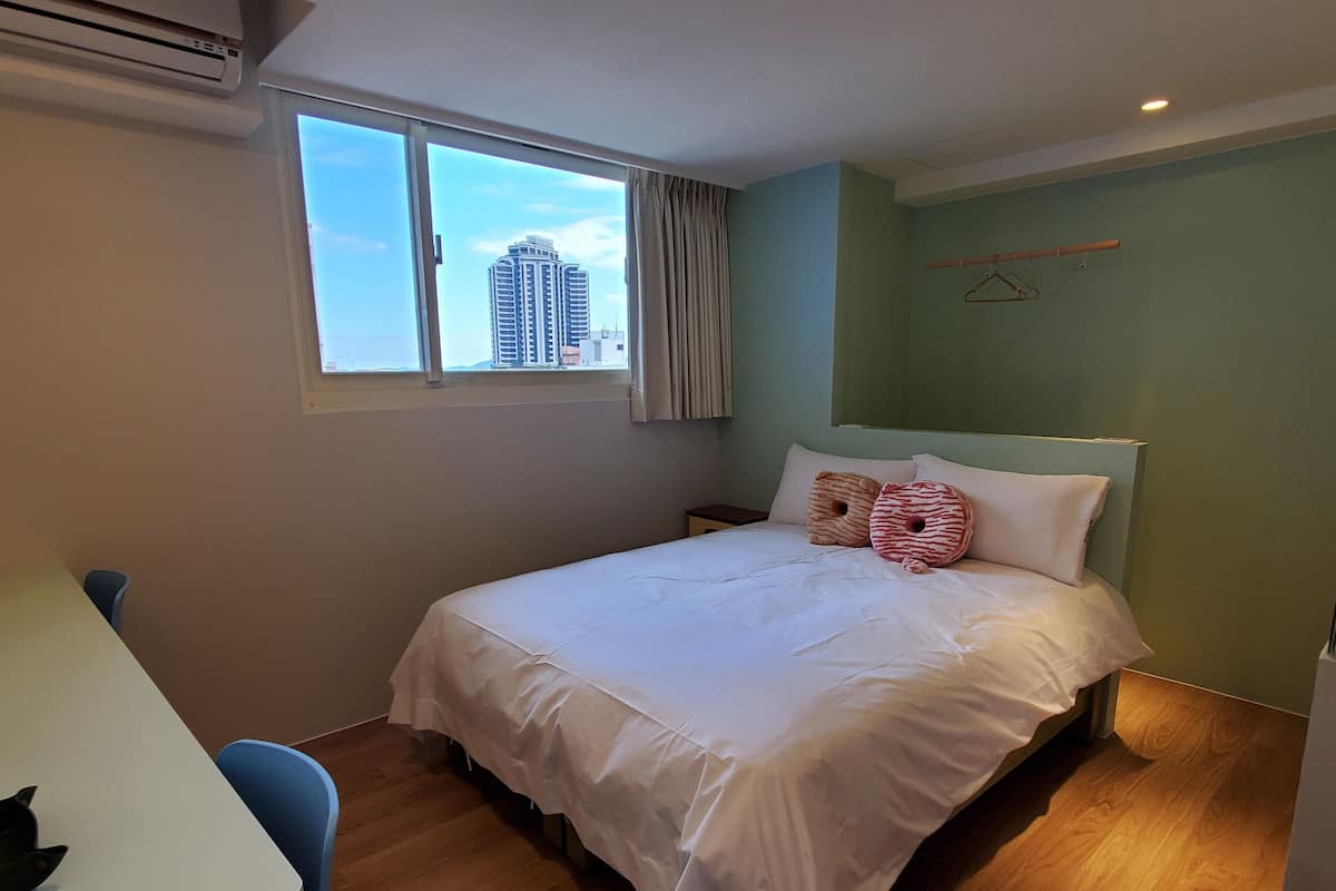 Une chambre à coucher avec un lit, un bureau et une chaise.