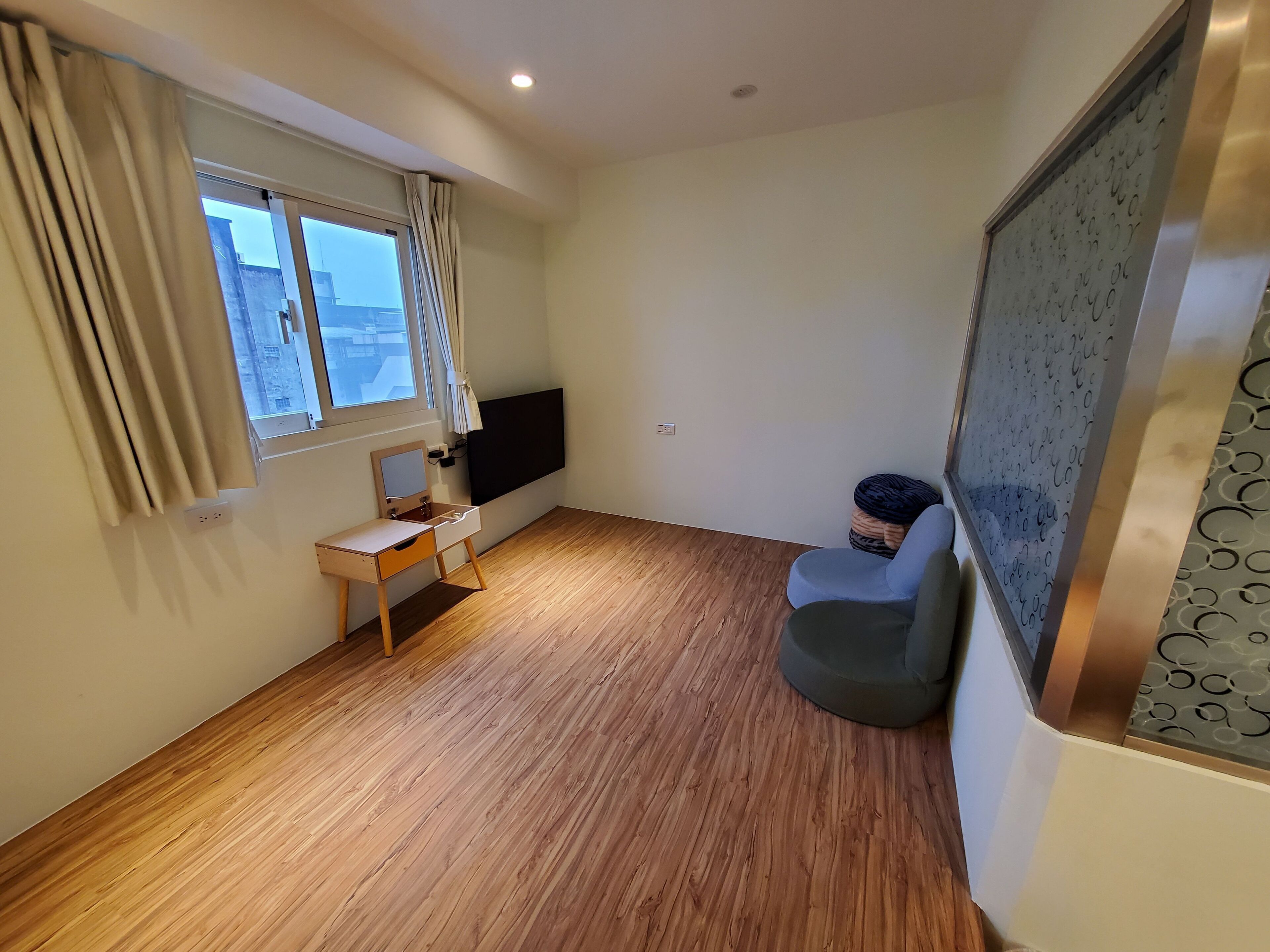 Free WiFi, bed sheets